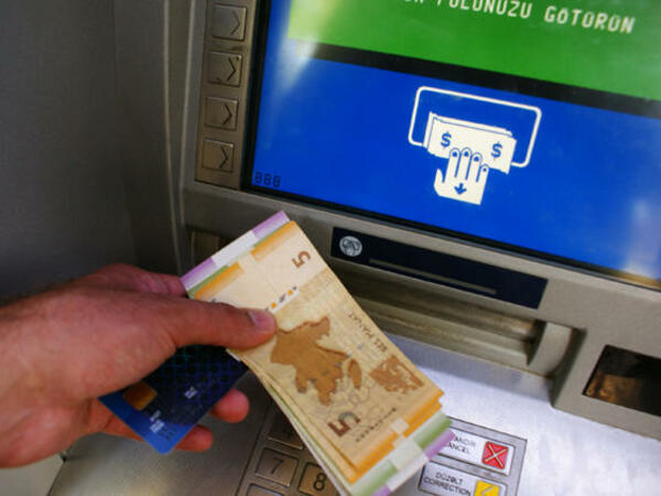 Təqaüdçülərin kartlarını talayan şəxs tutuldu