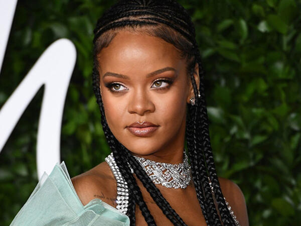 Rihanna Nyu-York küçələrində &quot;belə yaxalandı&quot; - VİDEO