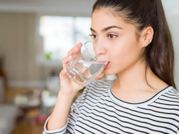 Yemək yeyərkən su içməyin- <span class="color_red">Qastroenteroloqdan xəbərdarlıq</span>