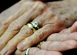 Öz qayınanası ilə EVLƏNDİ: 80 yaşı var