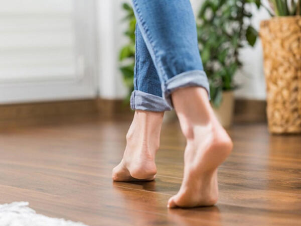 Evdə ayaqyalın gəzənlərdə bu xəstəlik olur