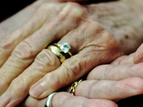 Öz qayınanası ilə EVLƏNDİ: 80 yaşı var