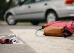 Ana və azyaşlı qızını avtomobil vurdu