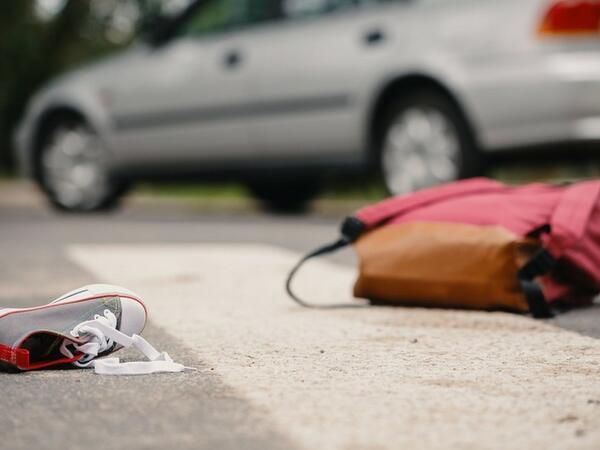 Ana və azyaşlı qızını avtomobil vurdu