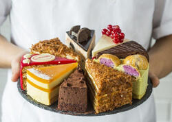 Sevgililər Günündə qaynar xəttə yığıb tort istədi, cərimələndi