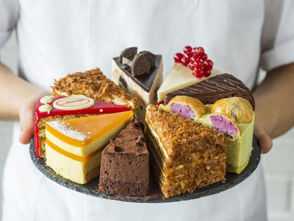 Sevgililər Günündə qaynar xəttə yığıb tort istədi, cərimələndi