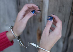 Bakıda atasını qətlə yetirən 15 yaşlı qız saxlanıldı