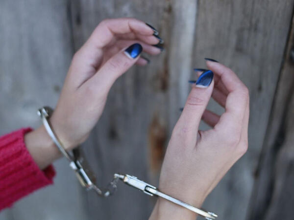 Bakıda atasını qətlə yetirən 15 yaşlı qız saxlanıldı