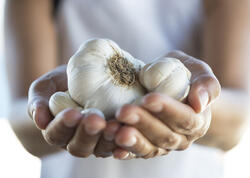 Qaynayan ət suyuna sarımsaq atsanız nə olar?  - Dadını bərpa etməyin yolu