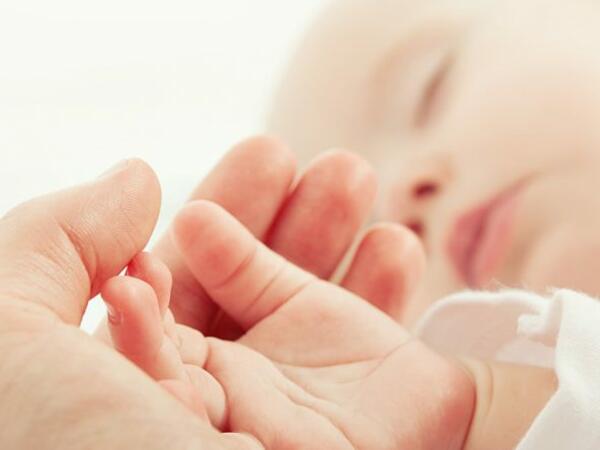 Azərbaycanda ana körpəsini evdə qoyub qaçdı