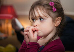 Uşaqlarda dırnaq yemə vərdişi: Səbəblər və həll yolları