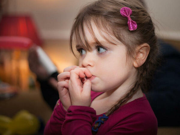 Uşaqlarda dırnaq yemə vərdişi: Səbəblər və həll yolları