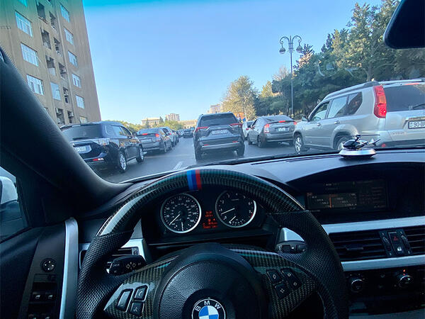 Tıxacda maşını necə sürək ki, benzin az işlənsin?