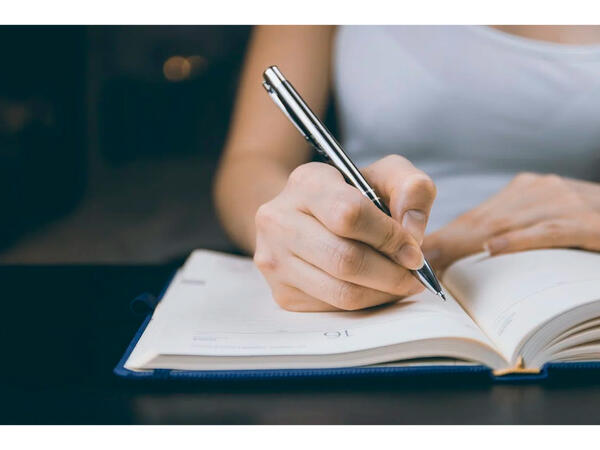 Universitetdə BİABIRÇILIQ: tələbə qız elə geyimdə dərsdə oturdu ki... - VİDEO