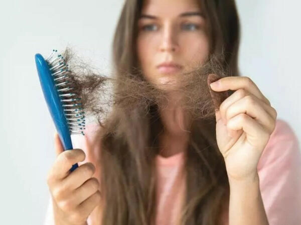 Saç tökülməsi: Mövsümi hal yoxsa ciddi xəbərdarlıq?