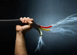 Bakıda əqli qüsurlu kişini elektrik cərəyanı vuraraq yandırdı