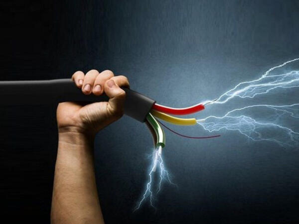 Bakıda əqli qüsurlu kişini elektrik cərəyanı vuraraq yandırdı