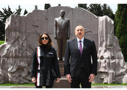 Prezident və birinci xanım Mehriban Əliyeva Ulu Öndər Heydər Əliyevin məzarını ziyarət ediblər