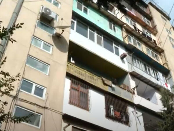 Bakıda 2 yaşlı uşaq 8-ci mərtəbədən yıxıldı - Sağ qaldı