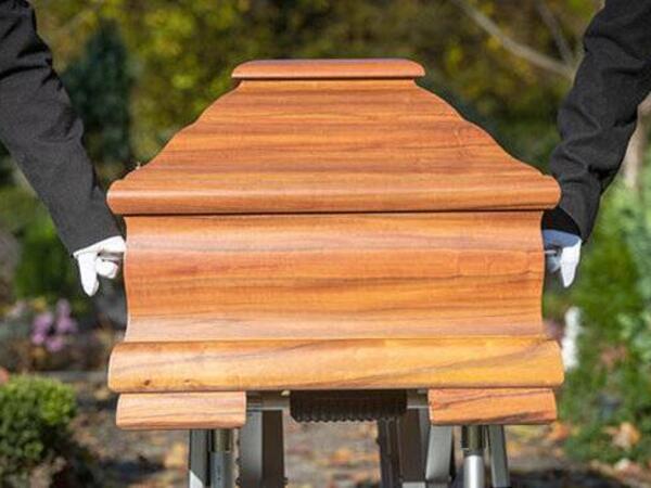 Tabuta qoyulan 95 yaşlı qadın altı gündən sonra &quot;dirildi&quot; - FOTO