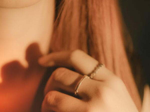 &quot;Ərim mənə qonşumla xəyanət etdi&quot; - <span class="color_red">VİDEO</span>