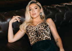 40 yaşlı Hadise səhnəni titrətdi: hamı onun bu görüntüsündən danışır - FOTO