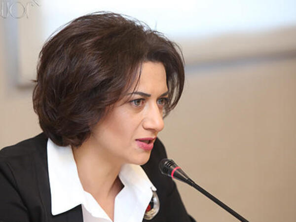 Anna Akopyan Göyçə çimərliyindən FOTO paylaşdı