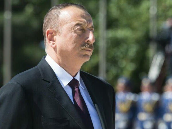 Prezident İlham Əliyev Yevlax şəhərində Ümummilli Lider Heydər Əliyevin abidəsini ziyarət edib