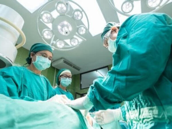 Gənc qadın bir gecədə xarici dili unutdu – Səbəb tibb aləmini heyrətləndirdi