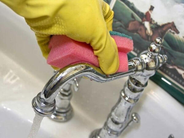 Nə sirkə, nə də soda: Ərpli kranı saniyələr içində parladır