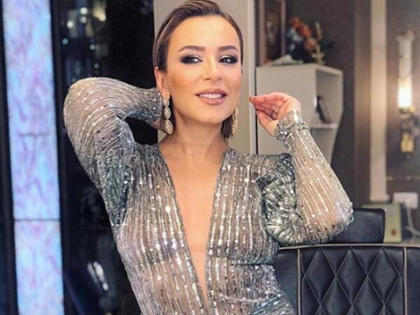 "Səhərlər soyuducunun buzxana bölməsində iki saat otururam"