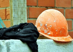 Ticarət mərkəzində çalışan fəhlə yıxıldı