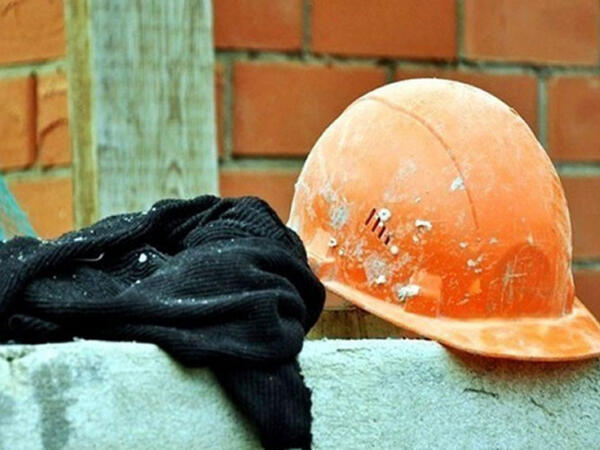 Ticarət mərkəzində çalışan fəhlə yıxıldı