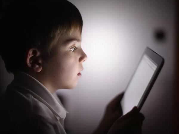 Ölkədə hər 10 uşaqdan 9-u smartfon istifadə edir