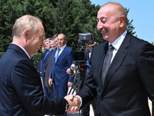 İlham Əliyevlə Putin Çində belə salamlaşdı - VİDEO