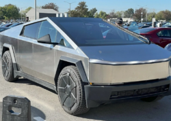 Maskla &quot;arası dəyən&quot; Tramp &quot;Tesla&quot;sını satmaq istəyir