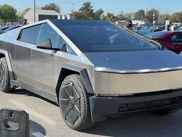 Maskla &quot;arası dəyən&quot; Tramp &quot;Tesla&quot;sını satmaq istəyir