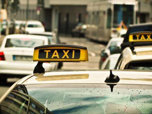 Abşeronda taksidə dava düşdü, müştəri sürücünü bıçaqladı