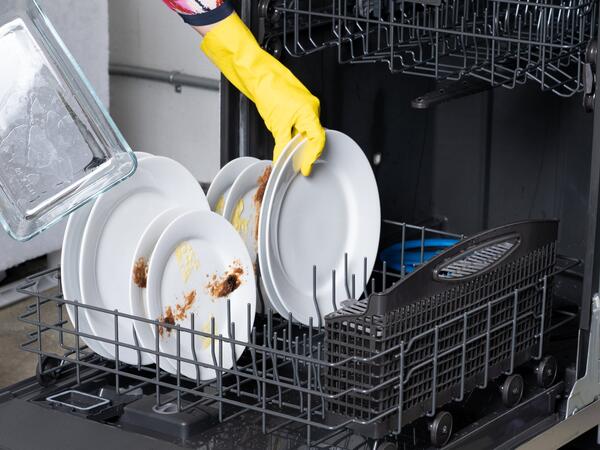 Mətbəxdəki gizli təhlükə: Qab yuyarkən hər gün özümüzü zəhərləyirik?