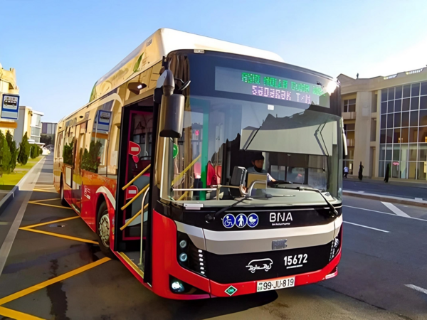 Bakıda avtobusun qarşısından yolu keçən iki nəfəri maşın vurdu - <span class="color_red">ANBAAN VİDEO</span>
