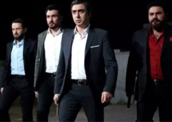 &quot;Kurtlar Vadisi&quot;nin aktyoru küçədə aş bişirib satır - <span class="color_red">FOTO</span>