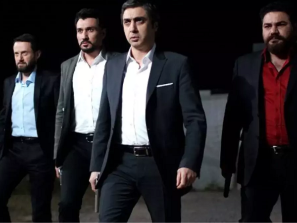 &quot;Kurtlar Vadisi&quot;nin aktyoru küçədə aş bişirib satır - <span class="color_red">FOTO</span>