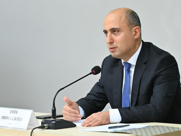 “Oturub uşaqlara normal dərslik yazmaq lazımdır” - Nazir