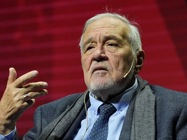 İlber Ortaylı süni tənəffüs aparatına qoşulub