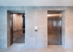 Dəhşətli anlar: 3 yaşlı uşaq lift şaxtasına düşdü – <span class="color_red">ANBAAN VİDEO</span>