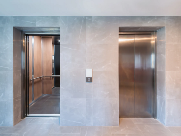 Dəhşətli anlar: 3 yaşlı uşaq lift şaxtasına düşdü – <span class="color_red">ANBAAN VİDEO</span>