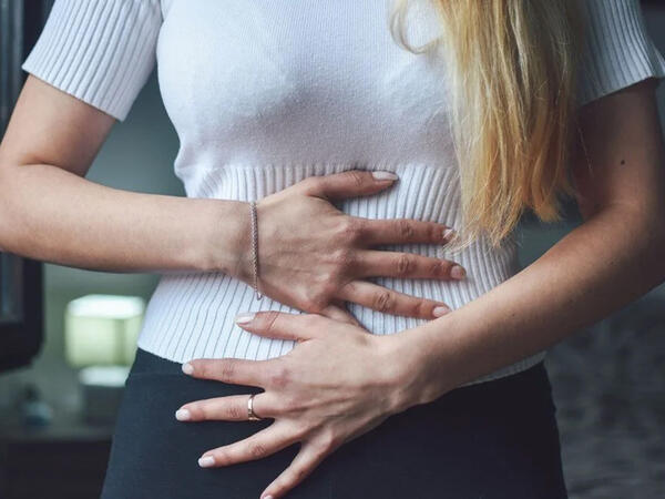 Yeməkdən sonra mədəniz ağrıyırsa səbəbi budur – Rusiyalı həkimdən açıqlama