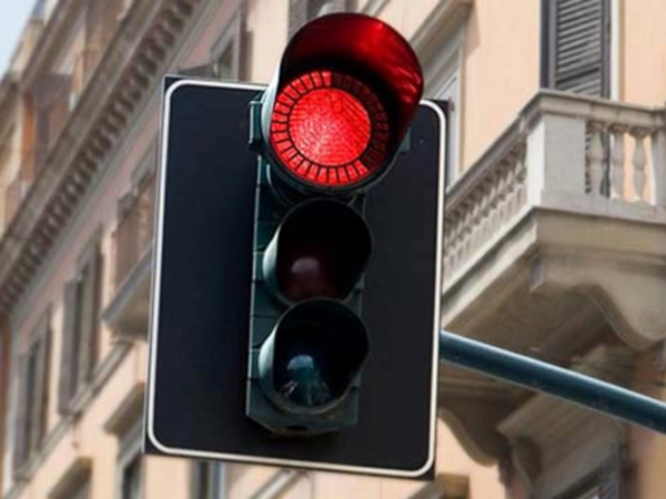 Qırmızıdan keçən maşın avtobusa ÇIRPILDI - <span class="color_red">FOTO</span>