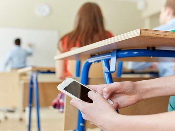 Telefon, “ağıllı” saat... - İmtahandan çıxarılanlar