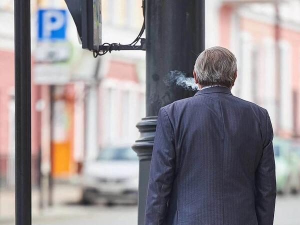 Yeriyərkən siqaret çəkməyin təhlükəli tərəfləri